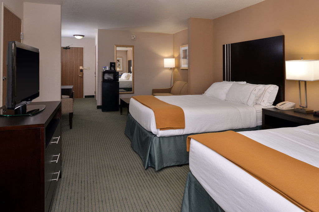 Holiday Inn Express Hotel & Suites Milwaukee-New Berlin, An Ihg Hotel Dış mekan fotoğraf